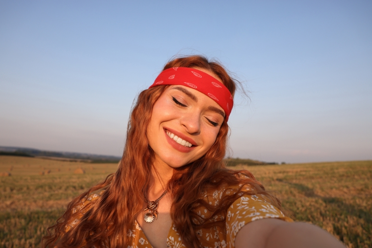 Mädchen-Selfie während der goldenen Stunde | Luminar Neo Blog 