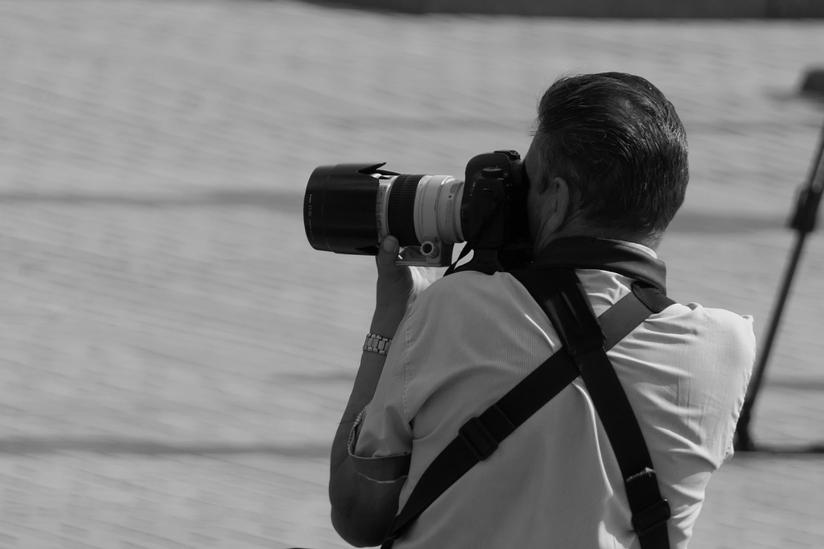 Ein Fotograf macht ein Foto | Luminar Neo Blog

