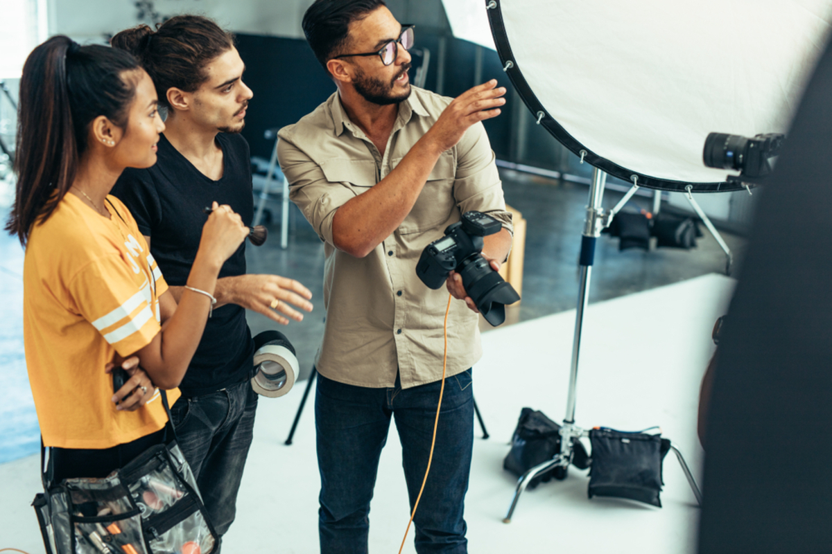 Ein Fotograf kommuniziert mit seinen Partnern | Luminar Neo Blog