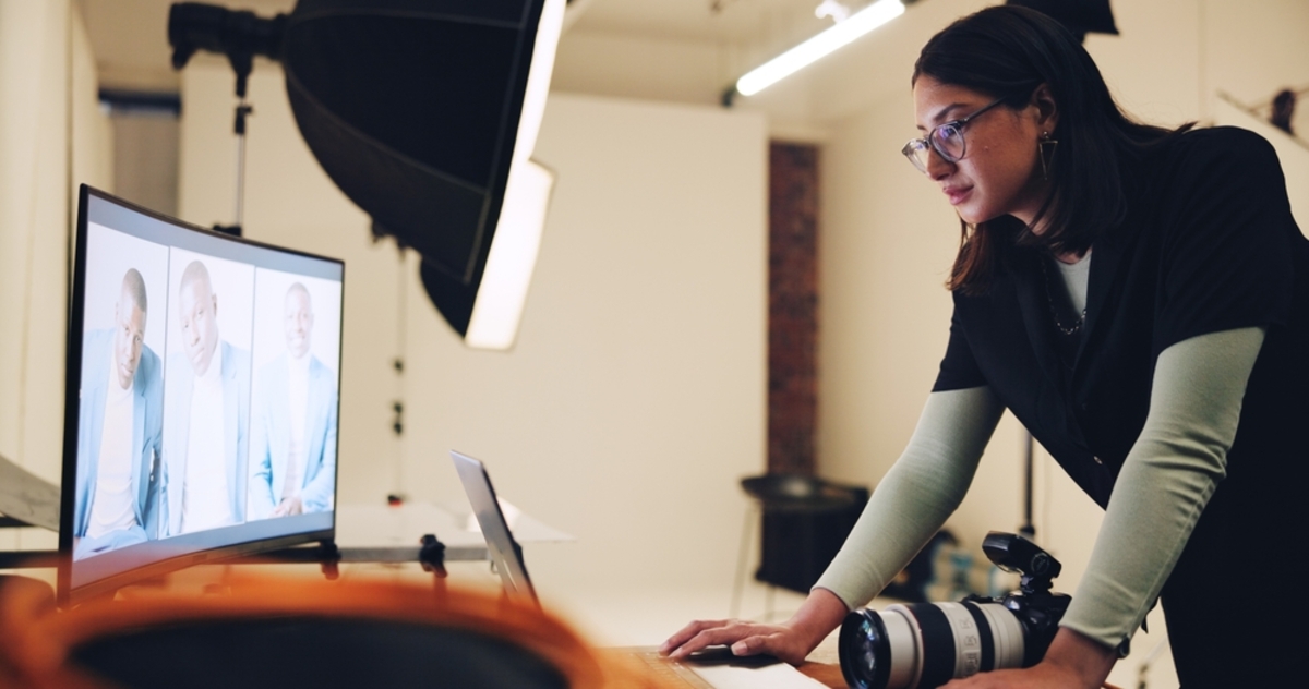 Ein Fotograf in einem Studio betrachtet Fotos auf einem Computer | Luminar Neo Blog