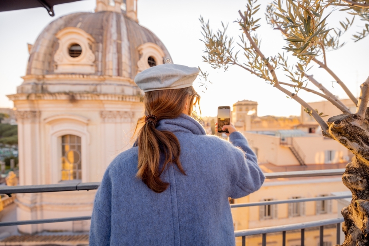 Ein Mädchen macht während der goldenen Stunde ein Foto | Luminar Neo Blog 