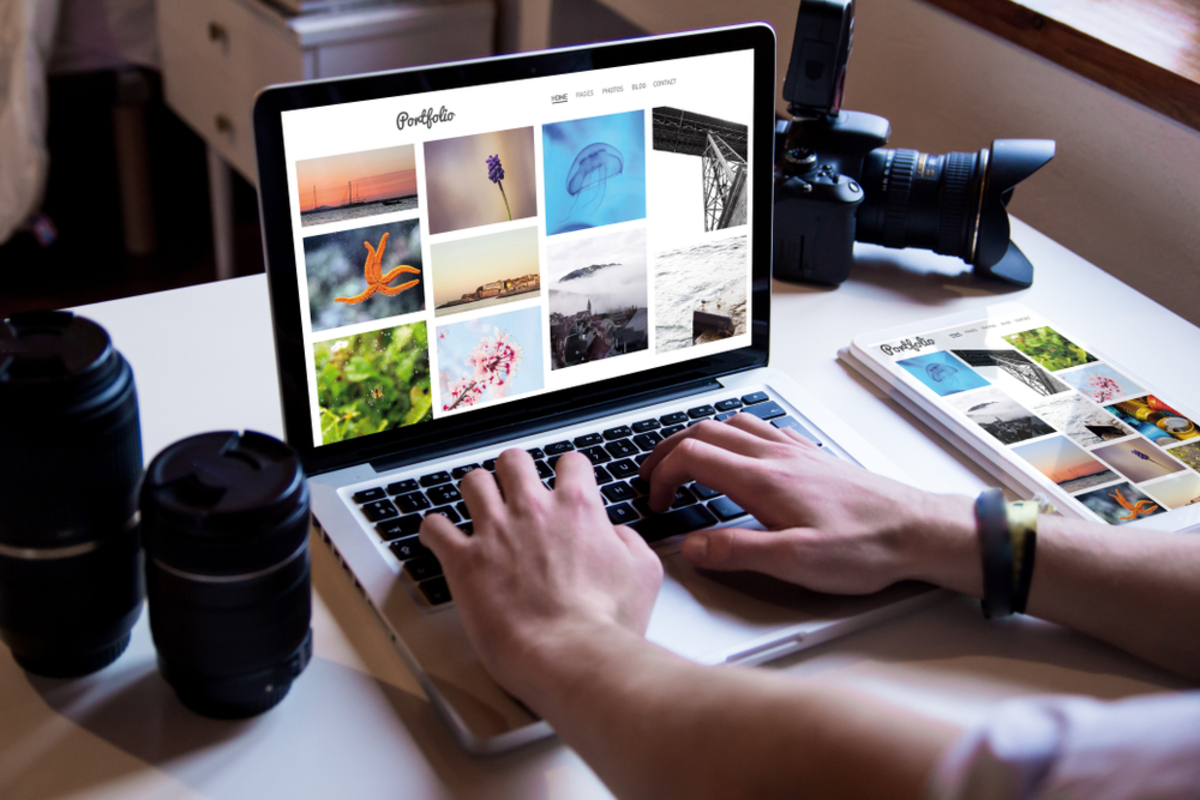 Ein Fotograf betrachtet ein Portfolio | Luminar Neo Blog

