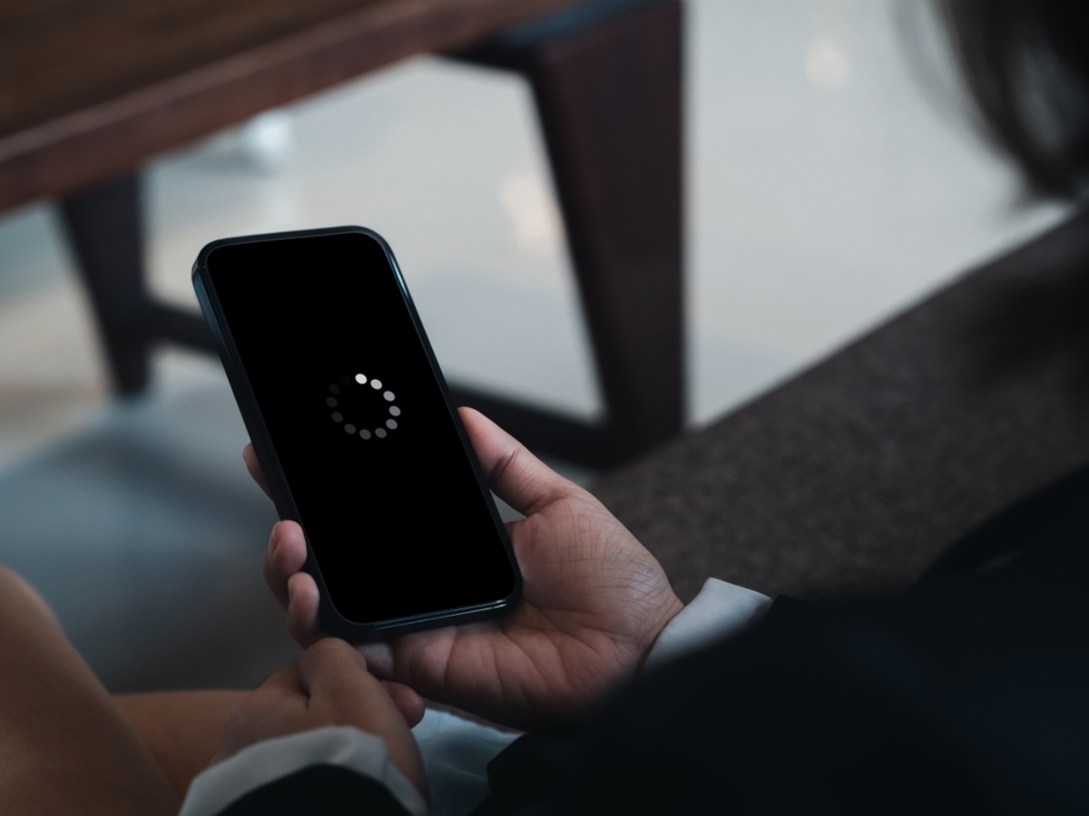 Ein Telefon mit einem schwarzen Bildschirm in den Händen | Luminar Neo Blog

