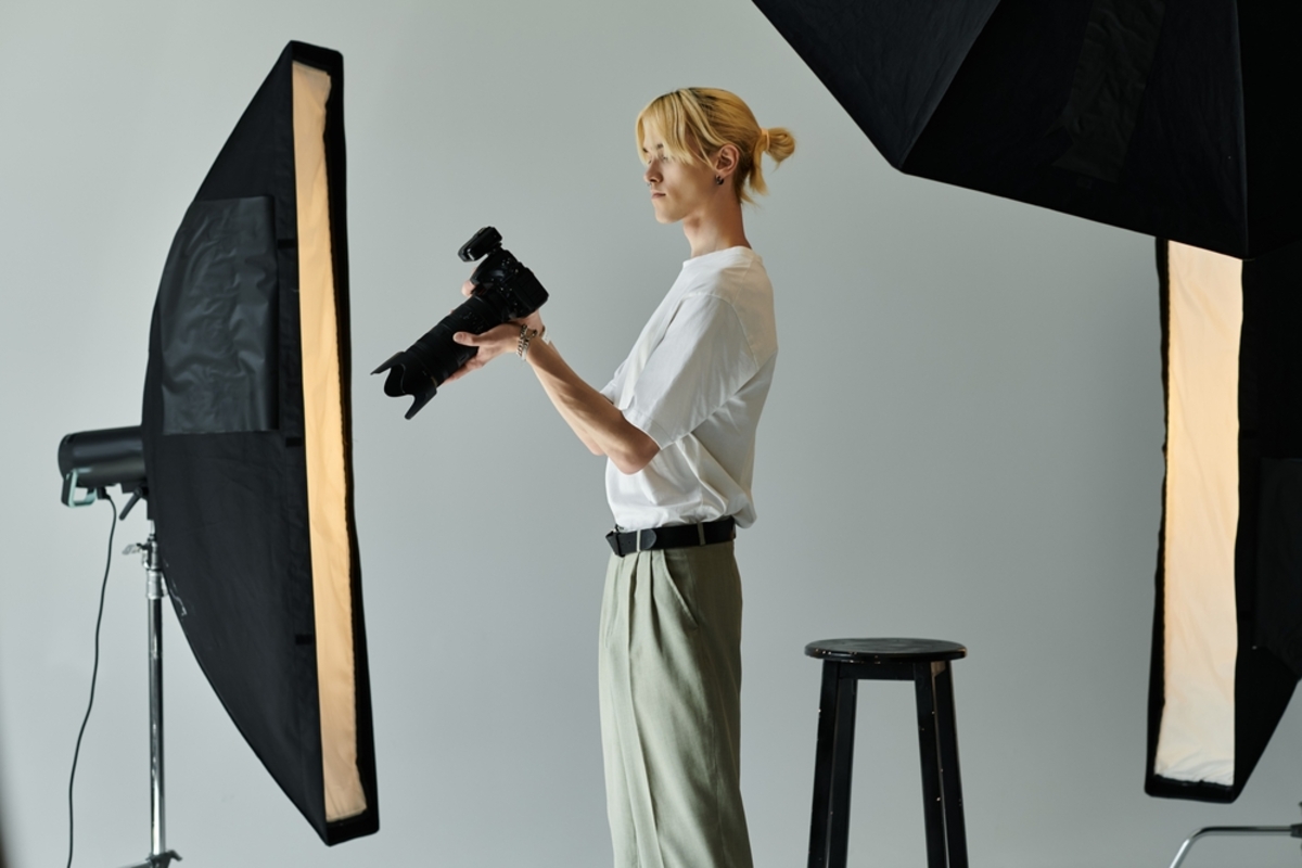 Fotograf mit einer Kamera in einem Studio | Luminar Neo Blog


