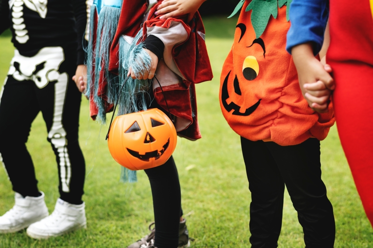 Kinder in Halloweenkostümen | Luminar Neo Blog

