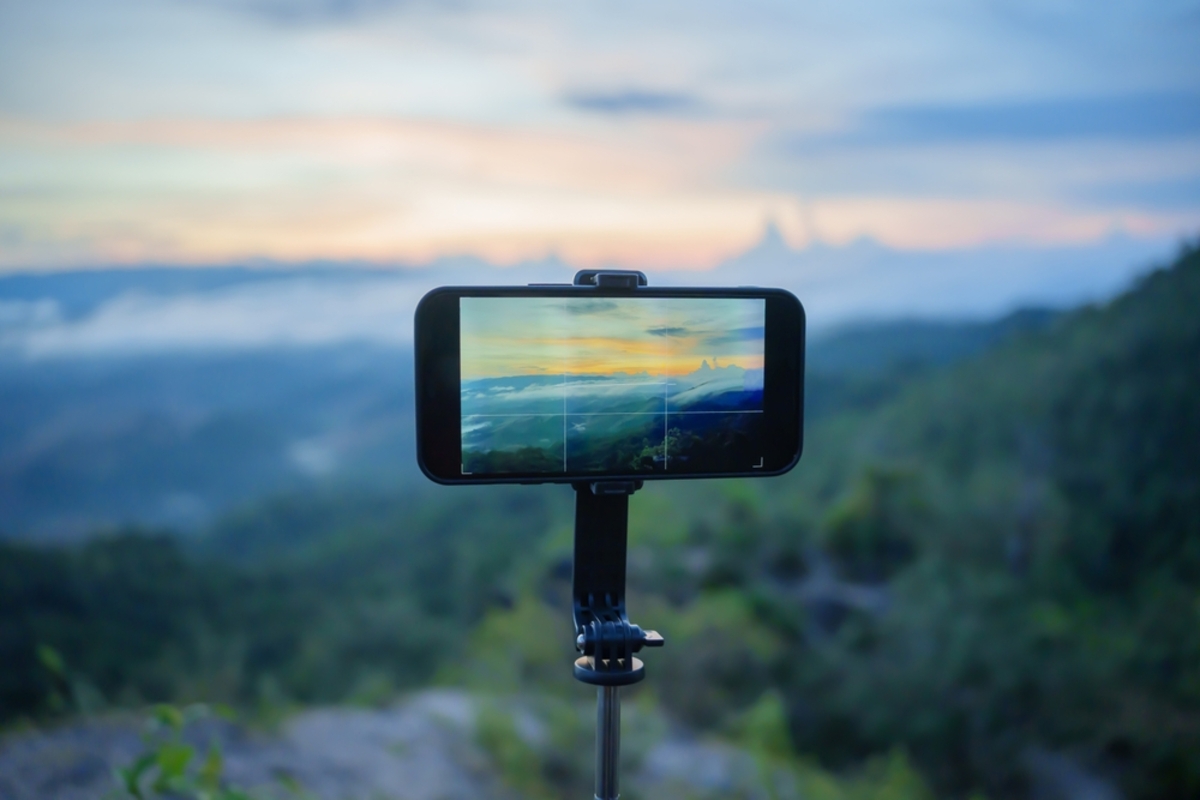 Smartphone auf einem Stativ in der Natur | Luminar Neo Blog 