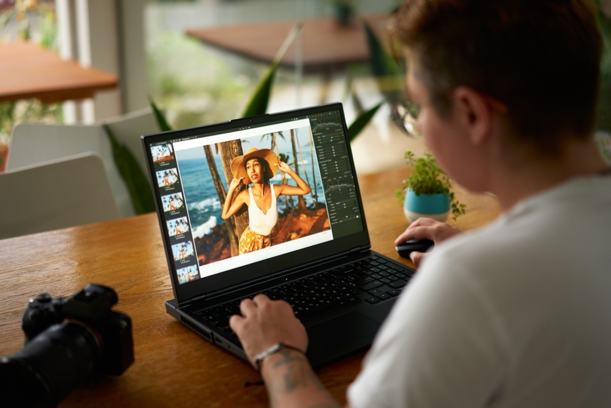 Ein Fotograf arbeitet mit einem Bildbearbeiter zusammen | Luminar Neo Blog 