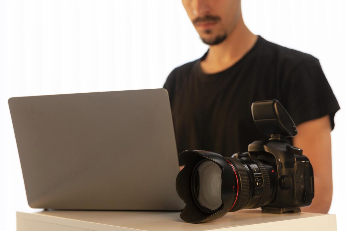 Ein Fotograf arbeitet an einem Laptop | Luminar Neo Blog 