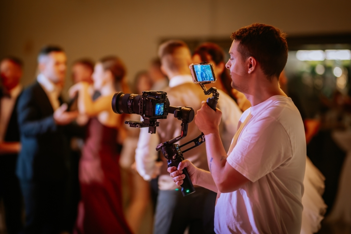 Ein Fotograf macht Bilder bei einer Veranstaltung | Luminar Neo Blog