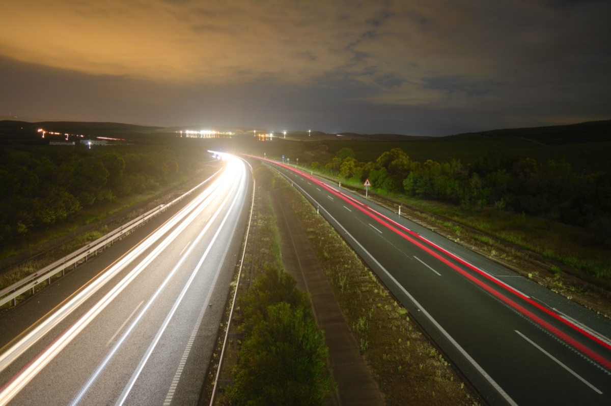 Nachtstraße mit langer Belichtung | Luminar Neo Blog