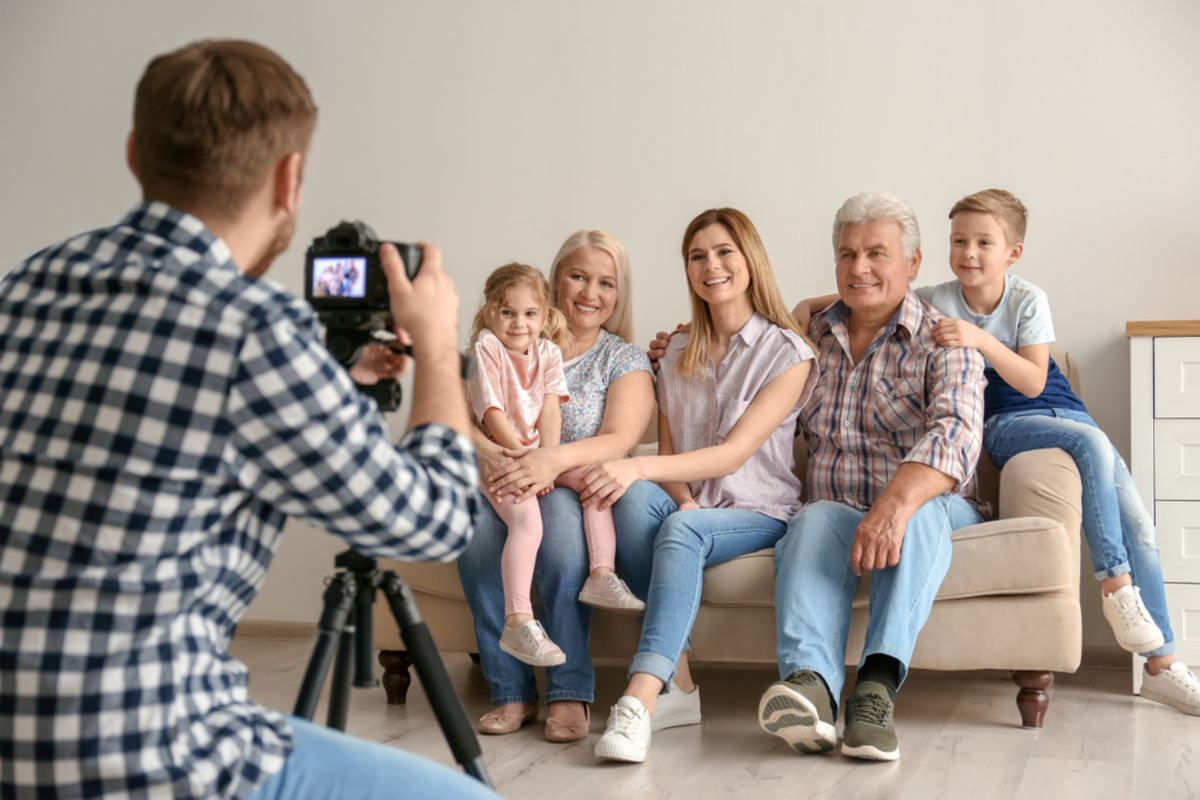 Ein Fotograf macht ein Familienporträt | Luminar Neo Blog
