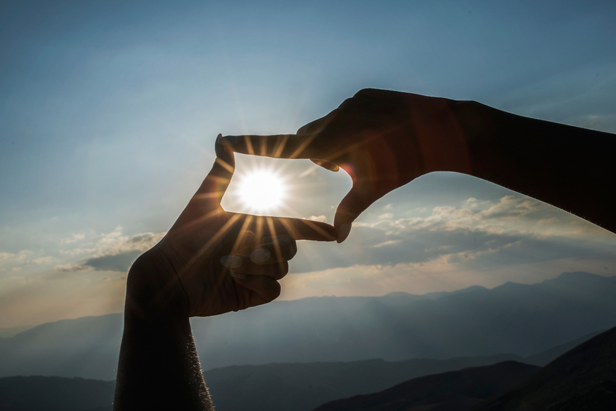 Das Mädchen machte einen Rahmen aus ihren Händen | Luminar Neo Blog