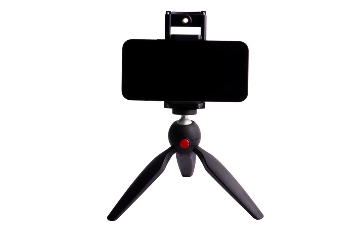 Telefon auf einem Stativ | Luminar Neo Blog