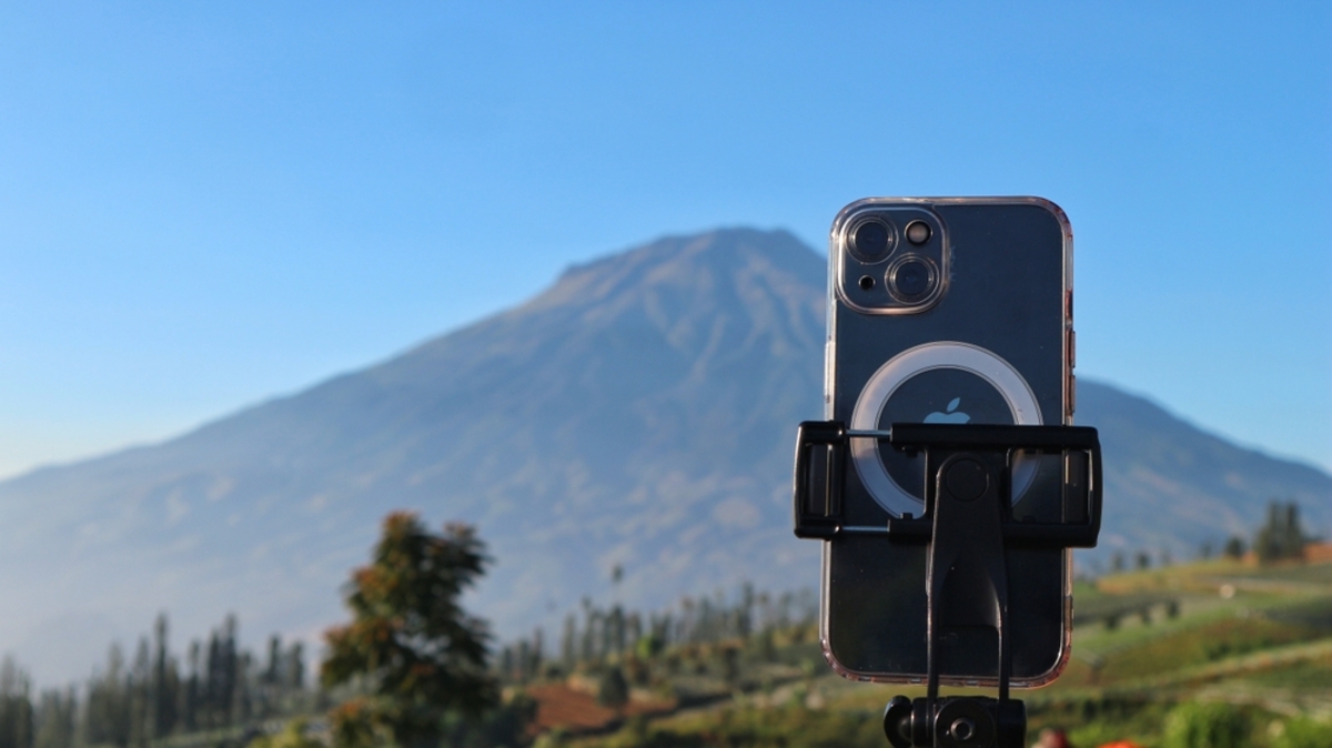Telefon auf einem Stativ in den Bergen | Luminar Neo Blog