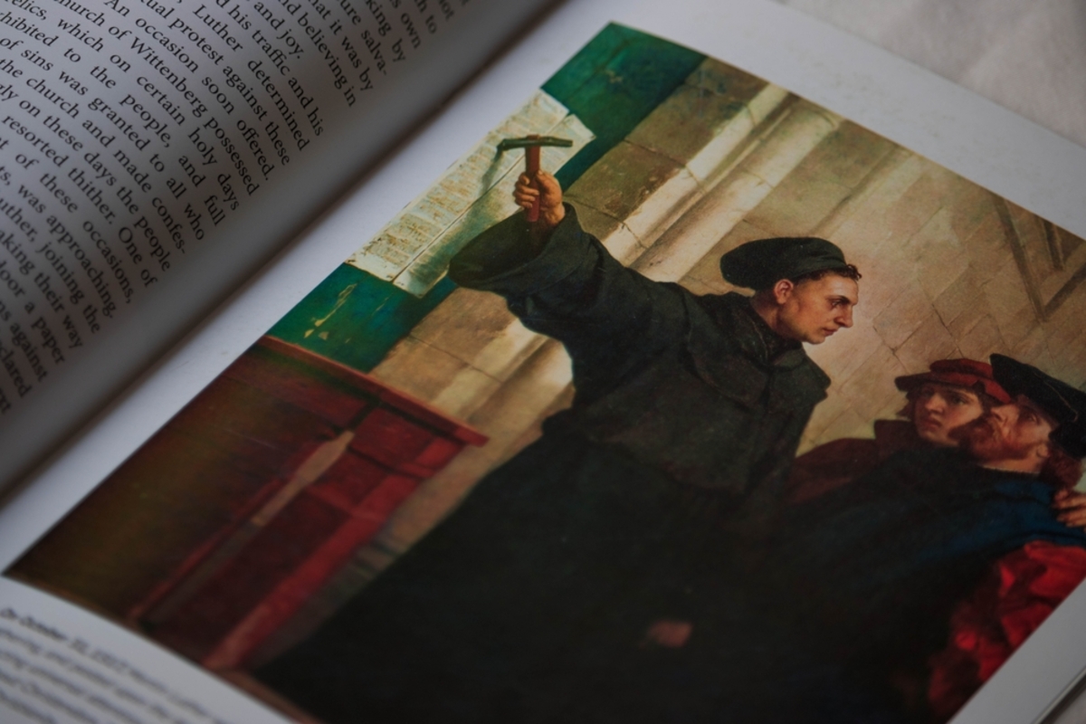 Reformationstag Zeichnung aus einem Buch | Luminar Neo Blog