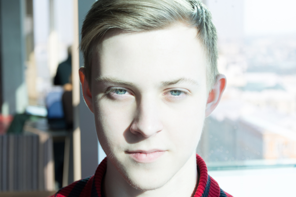 Ein überbelichtetes Foto eines Mannes | Luminar Neo Blog