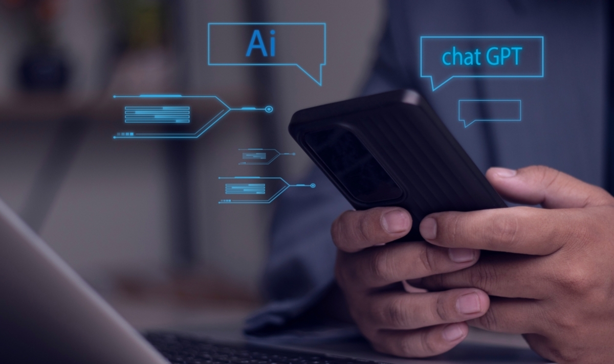 Ein Mann mit einem Telefon in den Händen | Luminar Neo Blog 