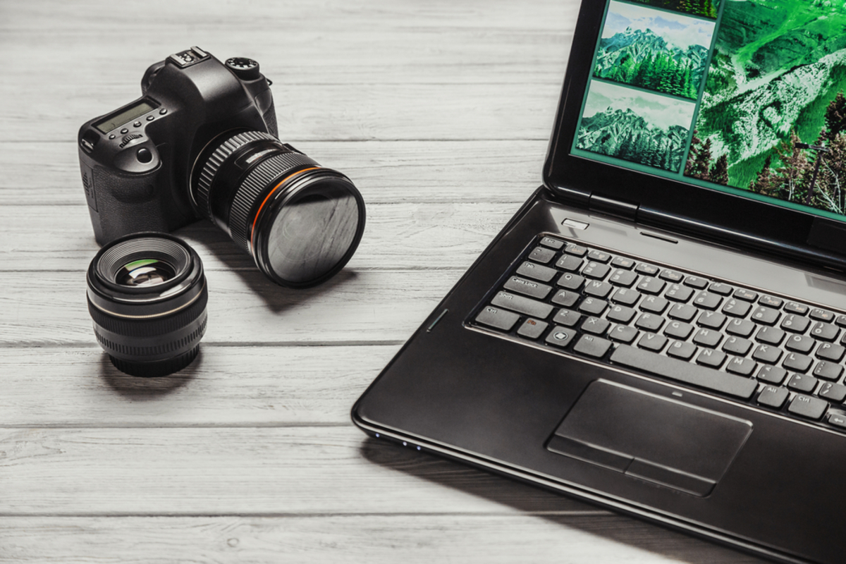 Kamera mit Laptop | Luminar Neo Blog

