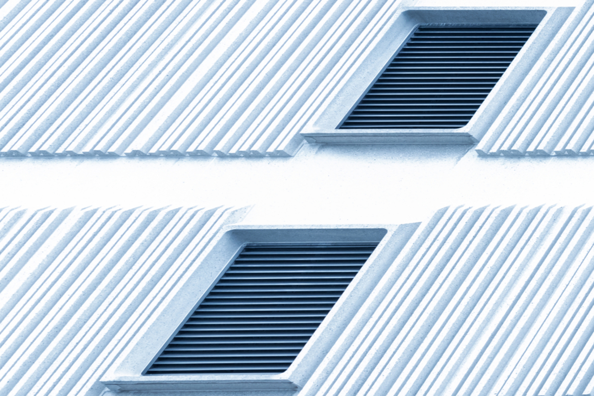 Foto von Fenstern und einer Reliefwand | Luminar Neo Blog