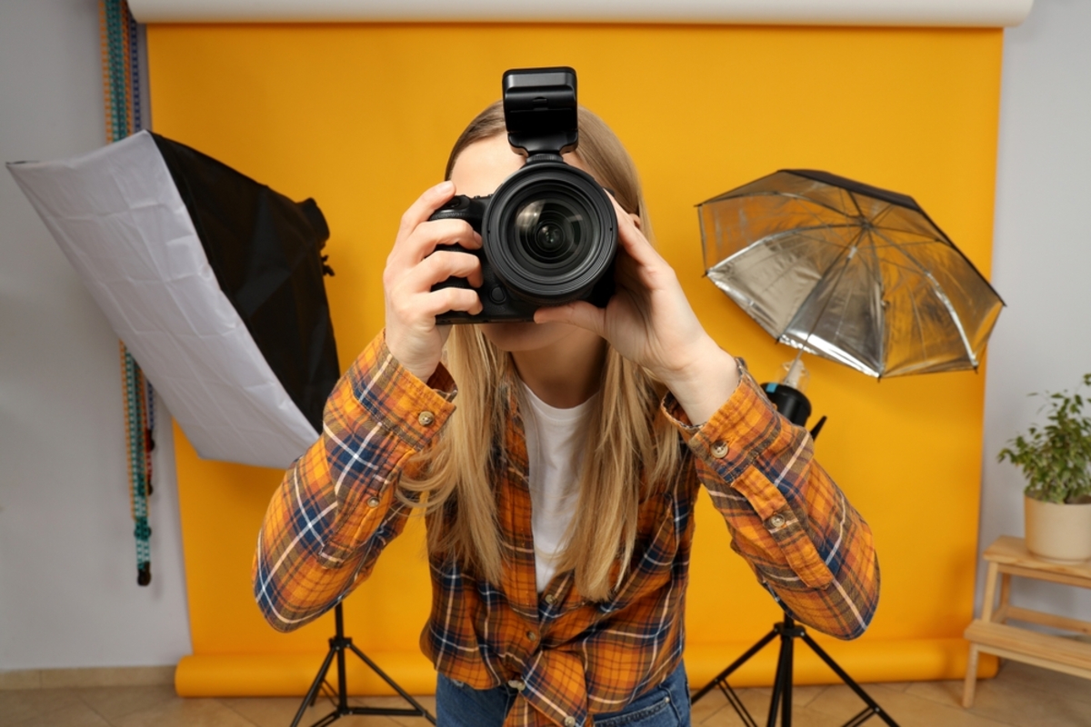 Fotograf mit einer Kamera im Studio | Luminar Neo Blog