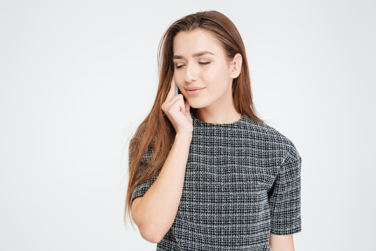 Porträt eines Mädchens in einem schwarz-weißen Pullover | Luminar Neo Blog