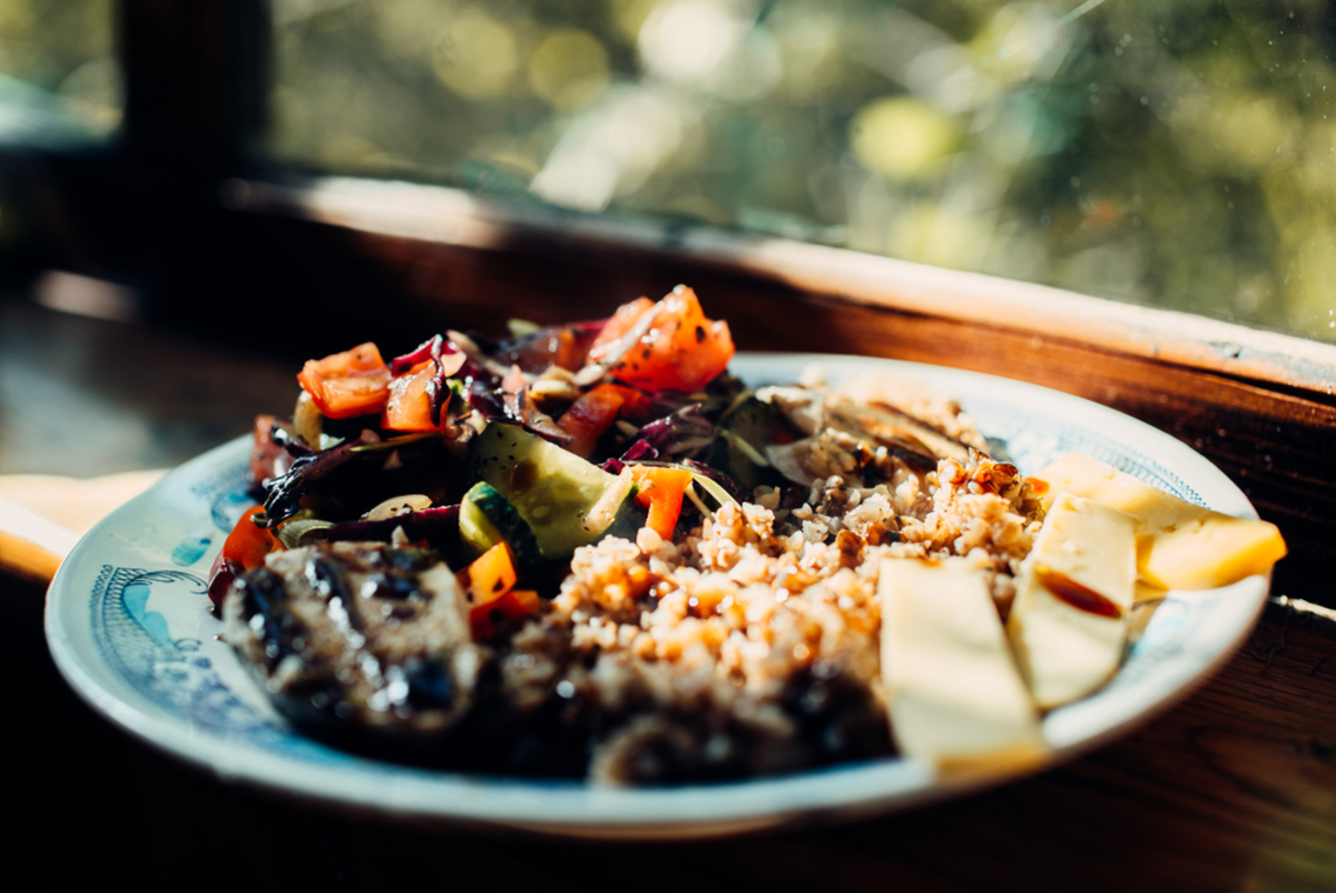 Ein Teller mit Essen auf der Fensterbank | Luminar Neo Blog