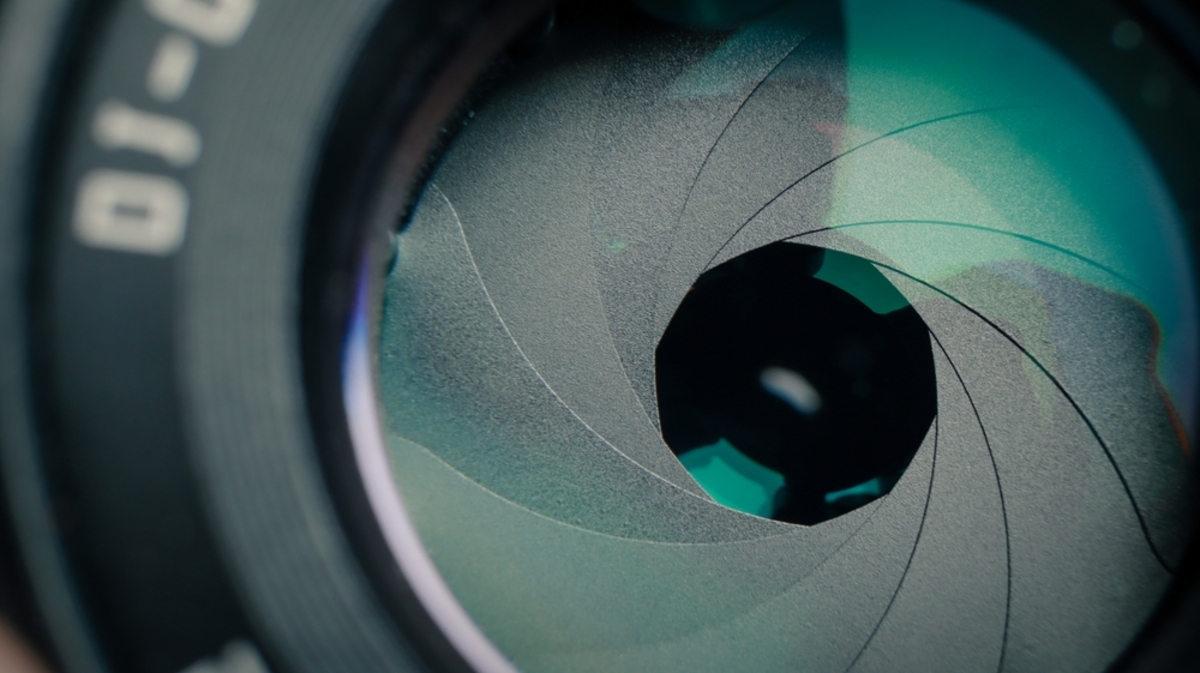 Halb geöffnete Blende der Kamera | Luminar Neo Blog