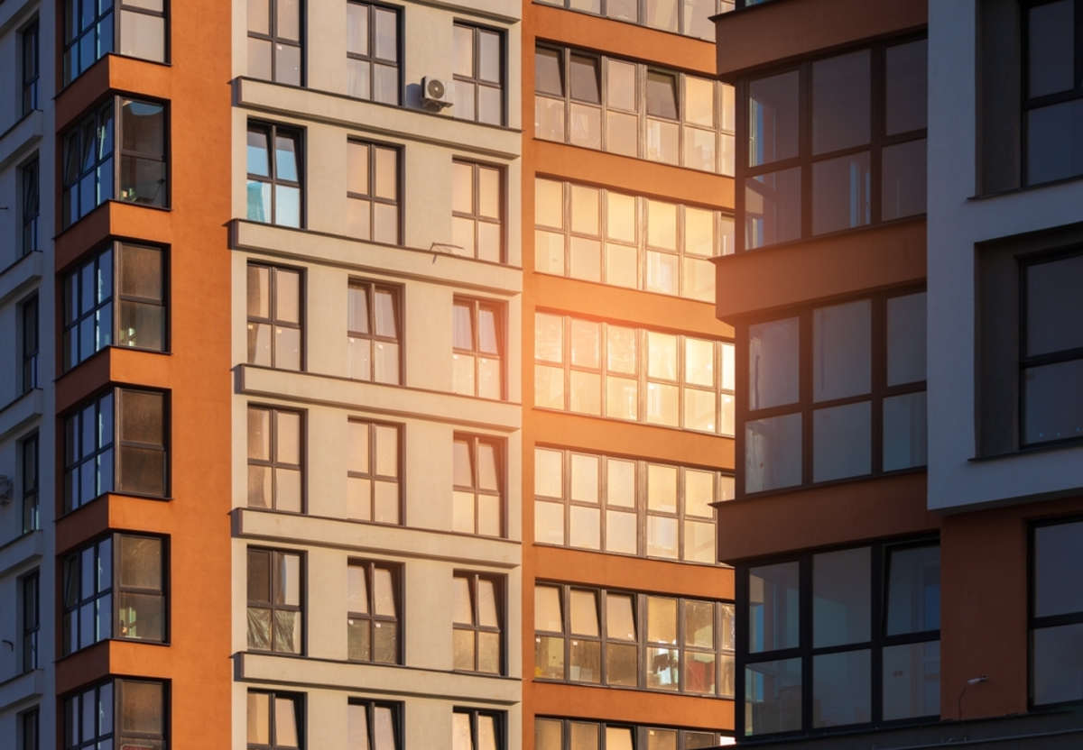 Foto eines Hochhauses in der Sonne | Luminar Neo Blog