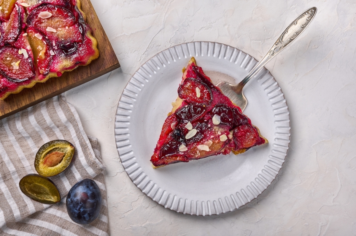 Pflaumenkuchen auf einem Teller | Luminar Neo Blog