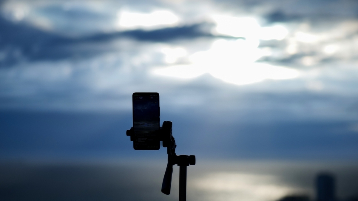 Smartphone auf einem Stativ | Luminar Neo Blog