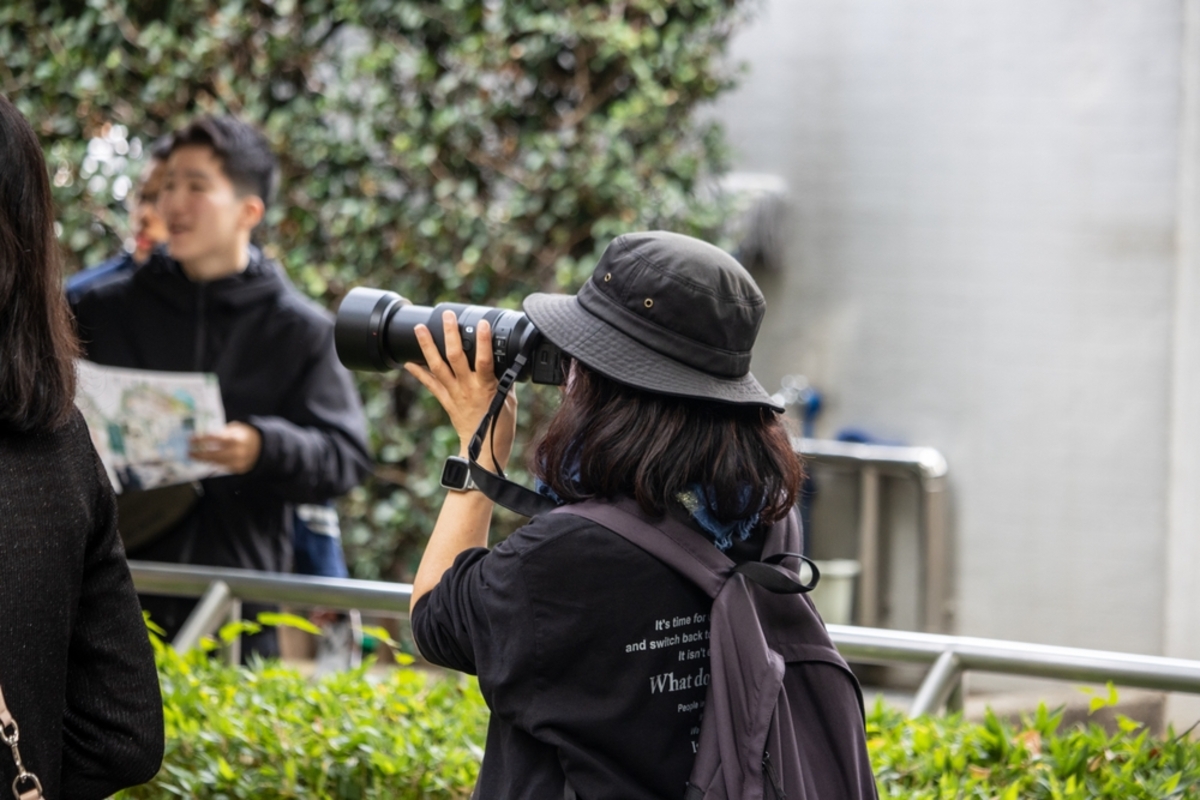 Ein Fotograf macht ein Foto auf der Straße | Luminar Neo Blog