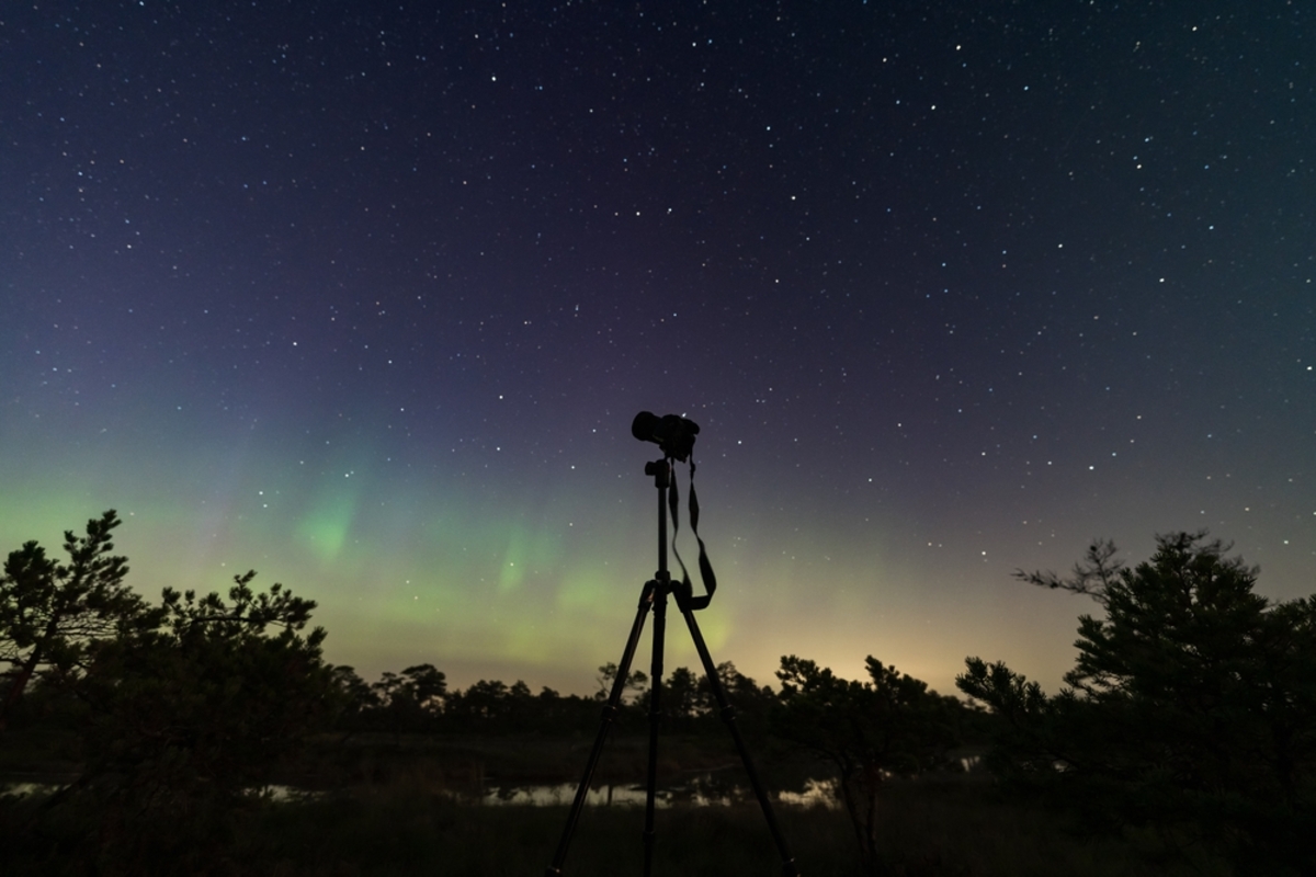 Eine Kamera auf einem Stativ vor einem Sternenhimmel | Luminar Neo Blog