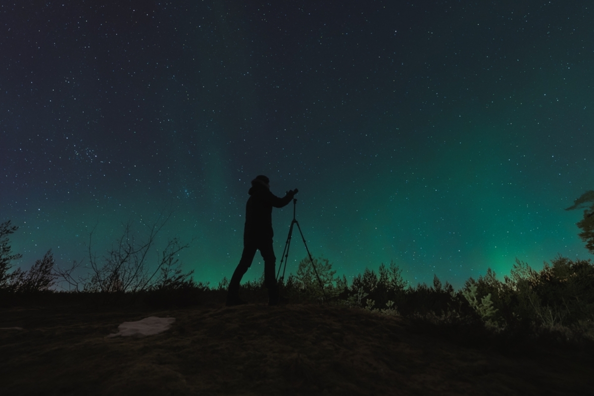 Ein Fotograf macht ein Foto vom Sternenhimmel | Luminar Neo Blog