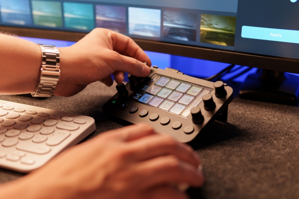 Ein Mann bearbeitet ein Foto | Luminar Neo Blog