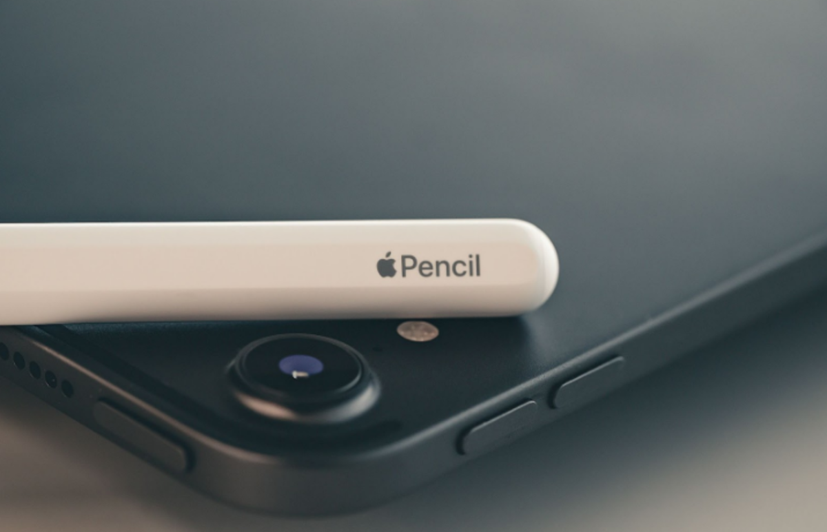 Apple Pencil Spitze auf iPad Display Nahaufnahme | Luminar Neo Blog