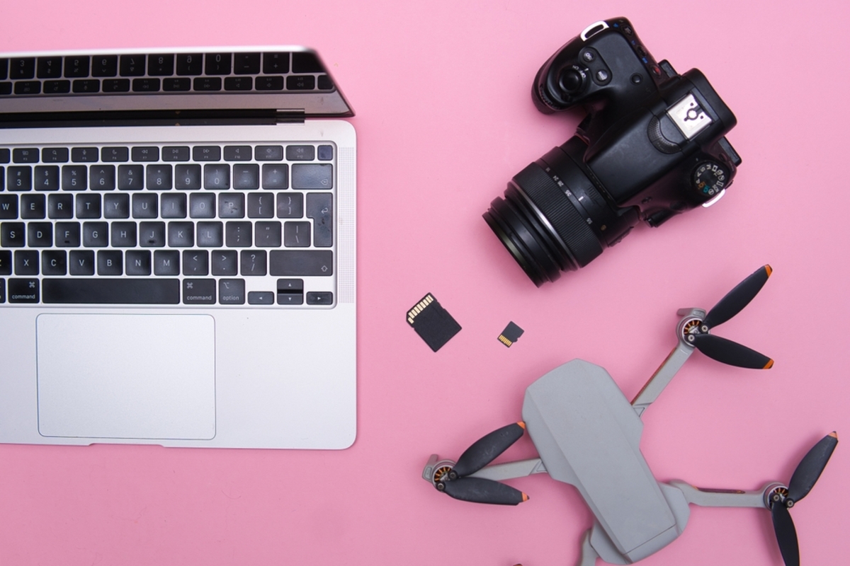 Drohnenkamera und Laptop auf dem Tisch | Luminar Neo Blog