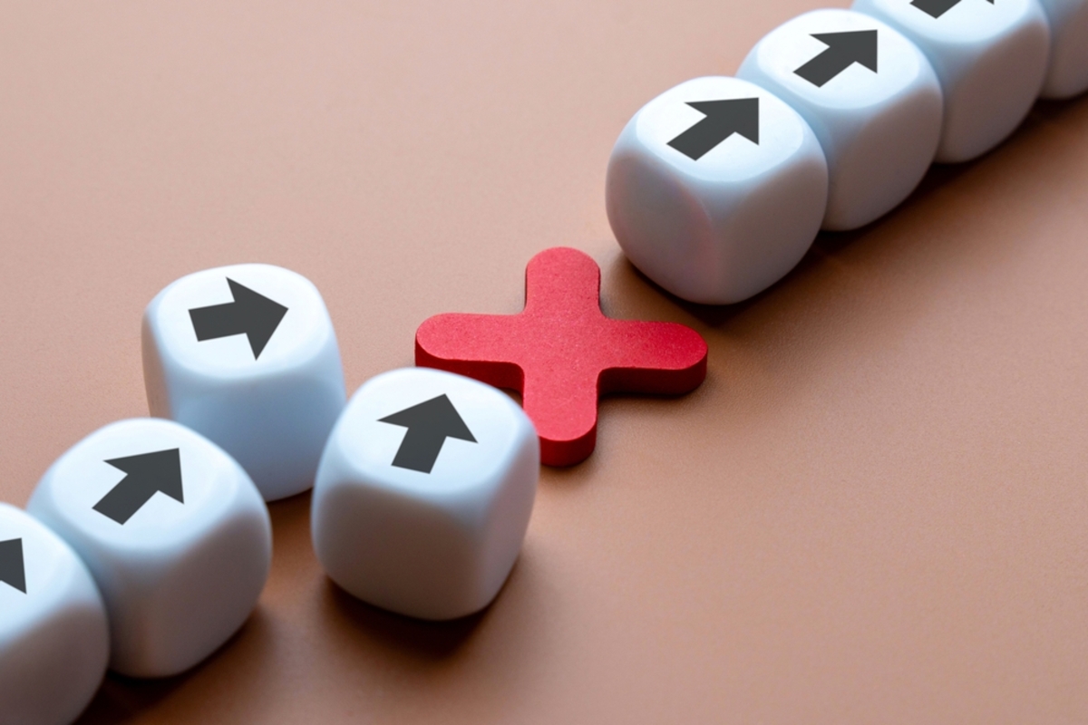 Würfel mit Haken und Kreuz zeigen Fehlervermeidung | Luminar Neo Blog