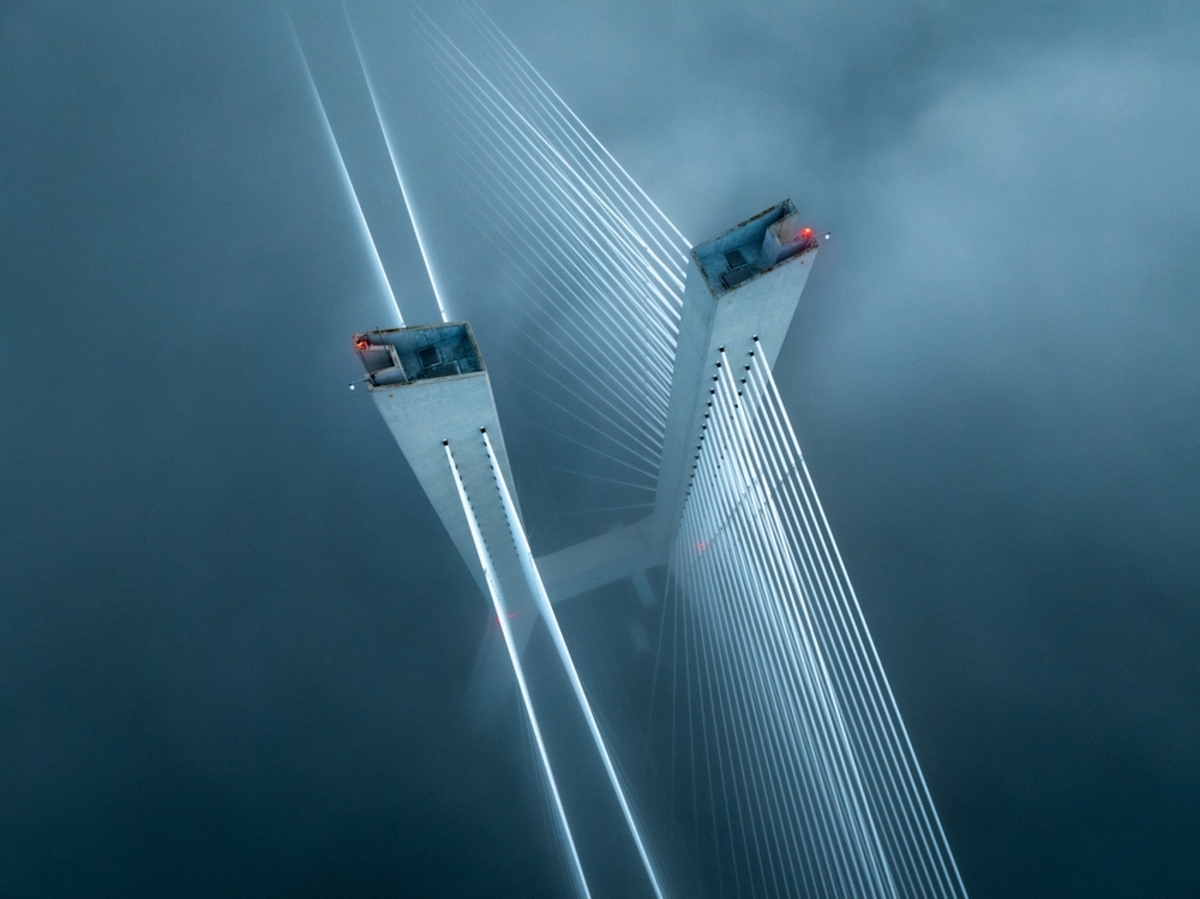 Ein nebliges Drohnenfoto der Brücke | Luminar Neo Blog