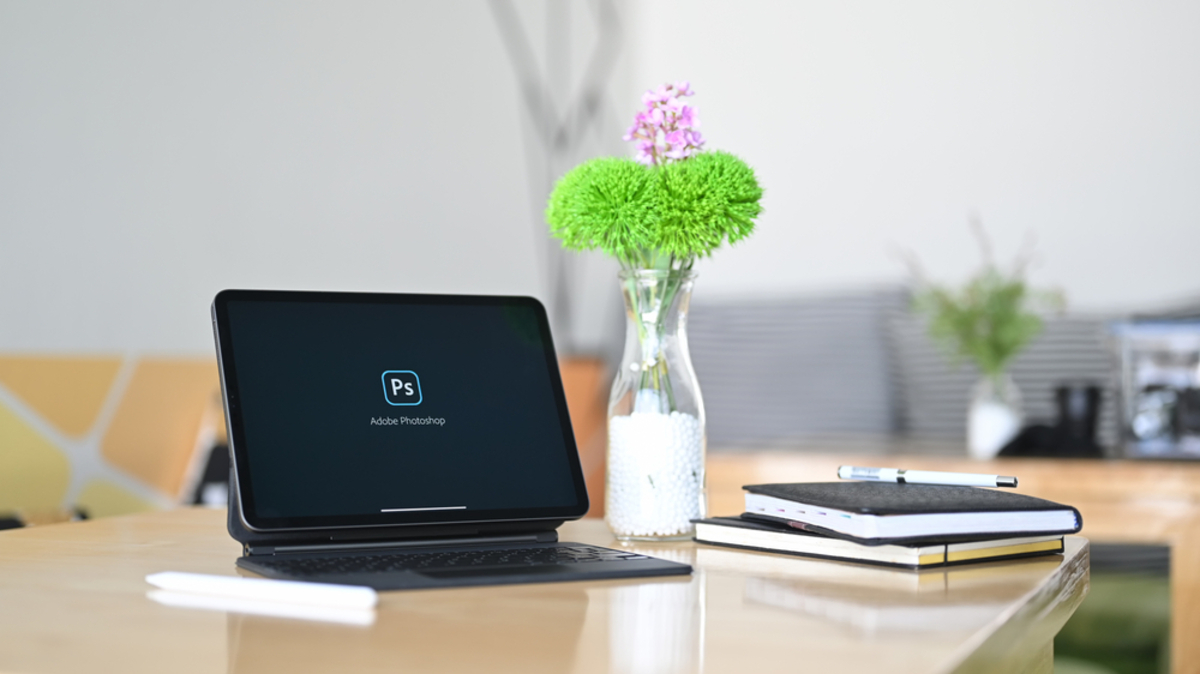 iPad auf Schreibtisch zeigt Bildbearbeitungs App | Luminar Neo Blog