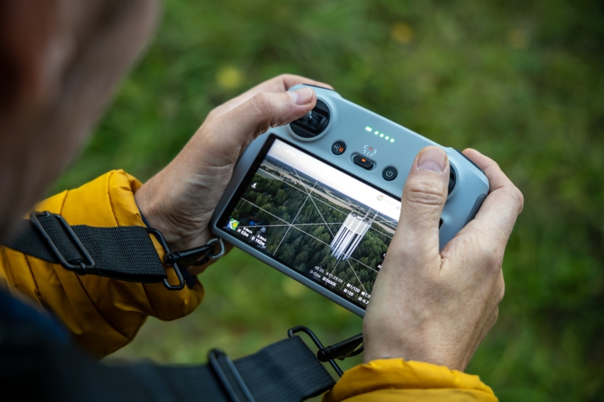 Eine Drohnen Fernbedienung mit einem Bild drauf | Luminar Neo Blog