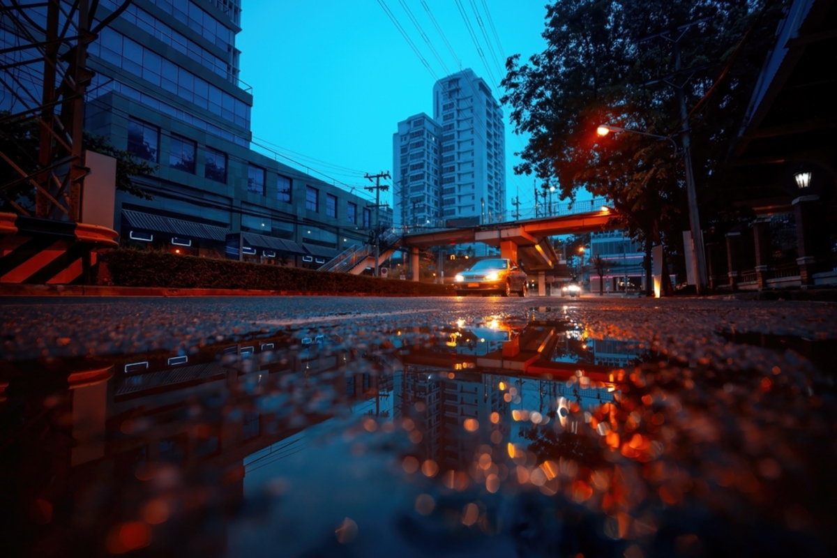 Straßenfoto mit einer Pfütze | Luminar Neo Blog