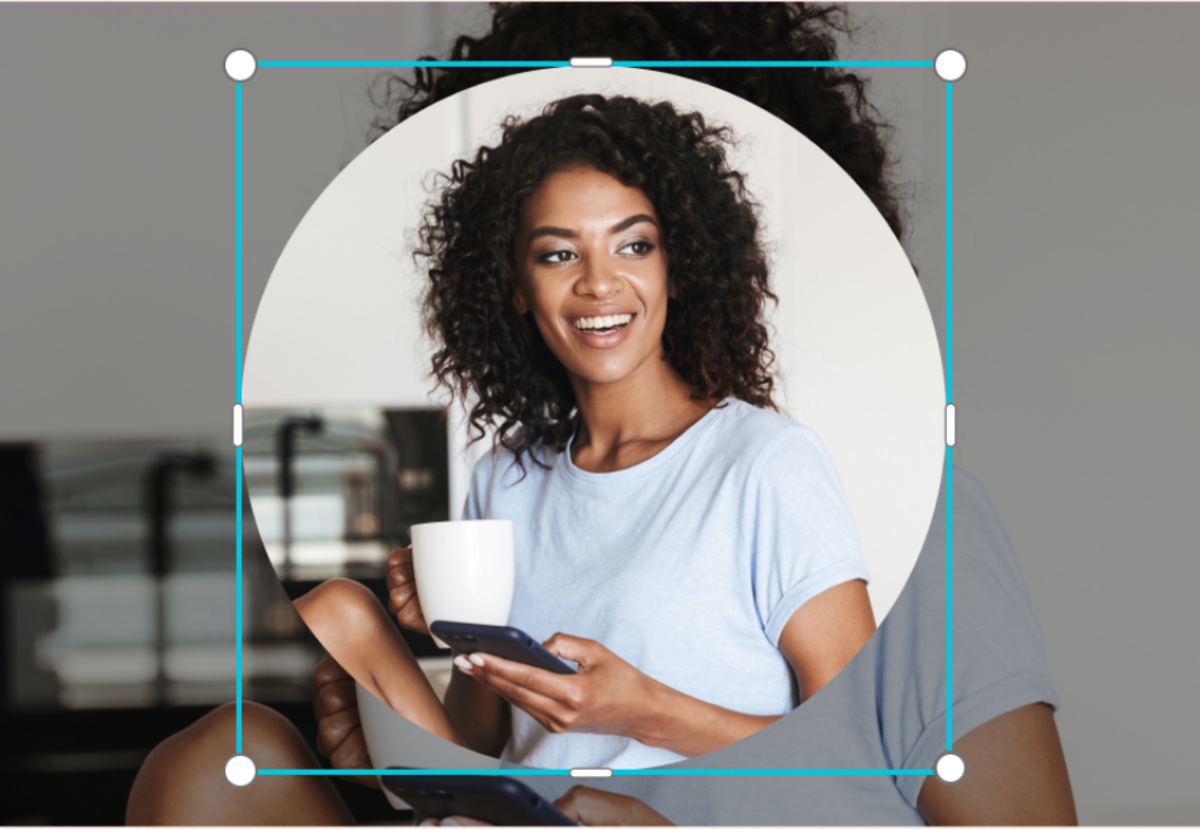 Frau im runden Bildausschnitt am Computer | Luminar Neo Blog