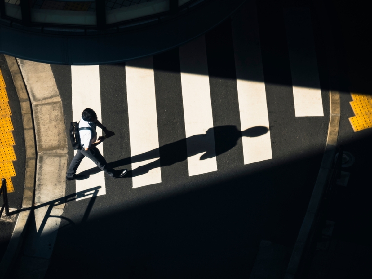 Ein Mann überquert die Straße an einem Fußgängerüberweg | Luminar Neo Blog