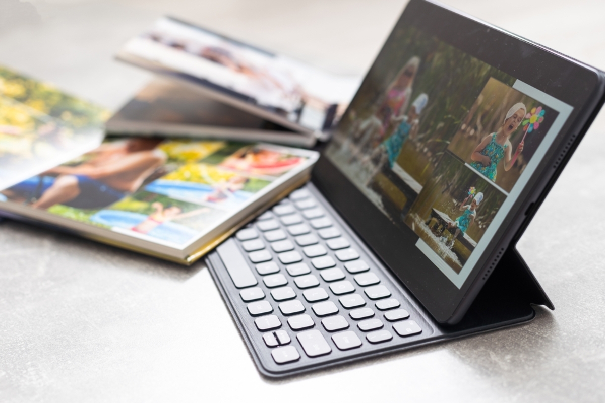 Ein iPad mit Tastatur neben einem Foto | Luminar Neo Blog