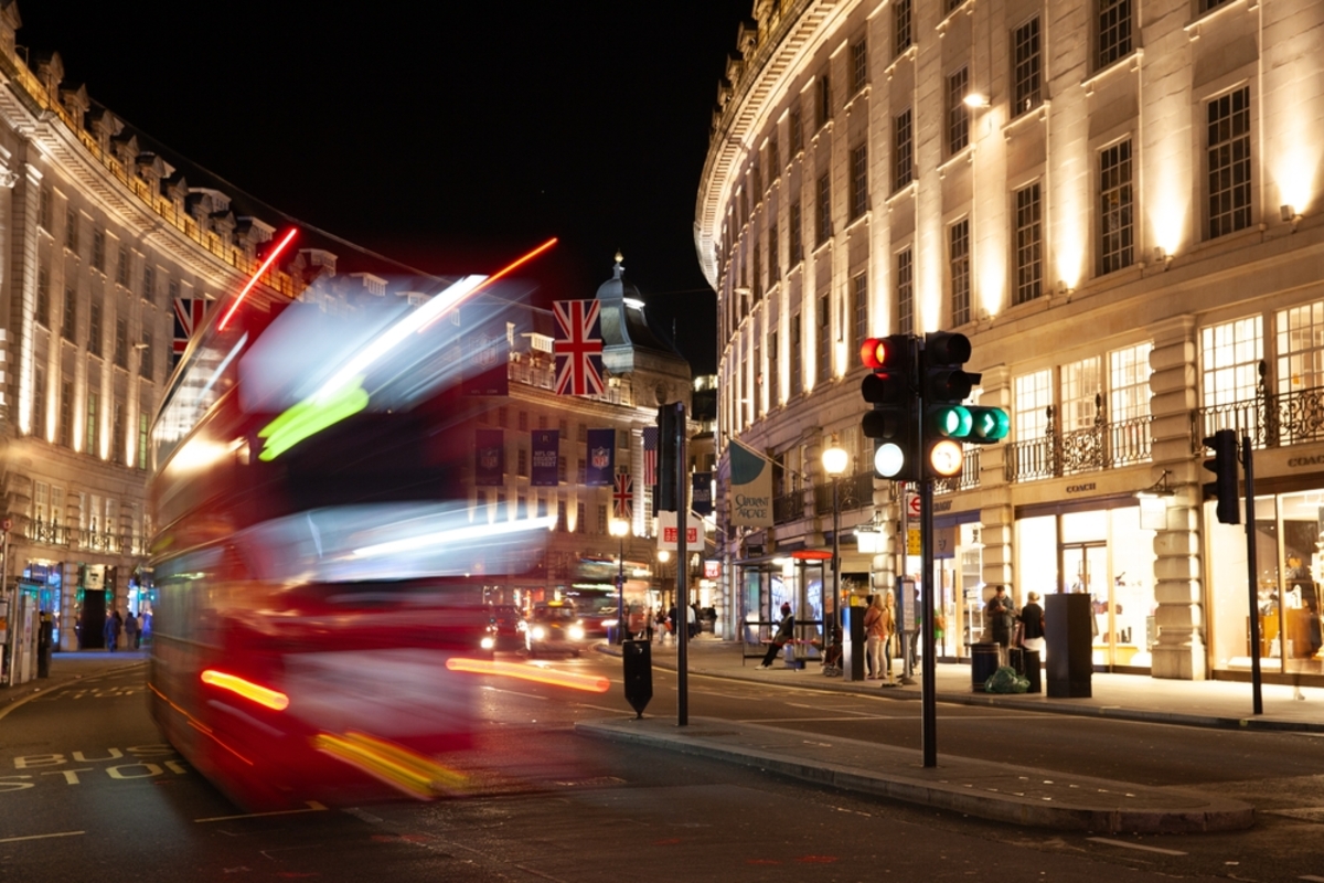 Ein Straßenfoto mit einem verschwommenen Bus | Luminar Neo Blog