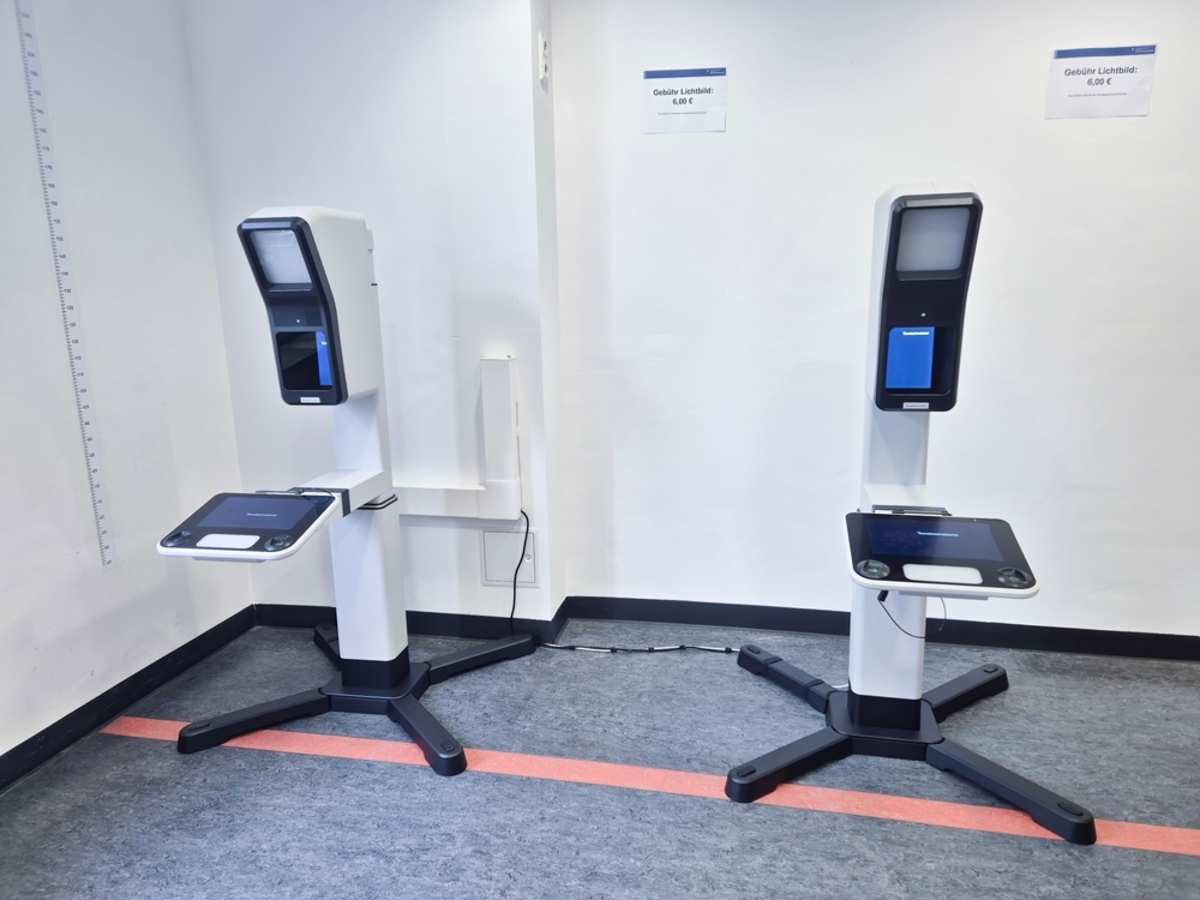 Reisepass und Foto auf dem Smartphone| Luminar Neo Blog