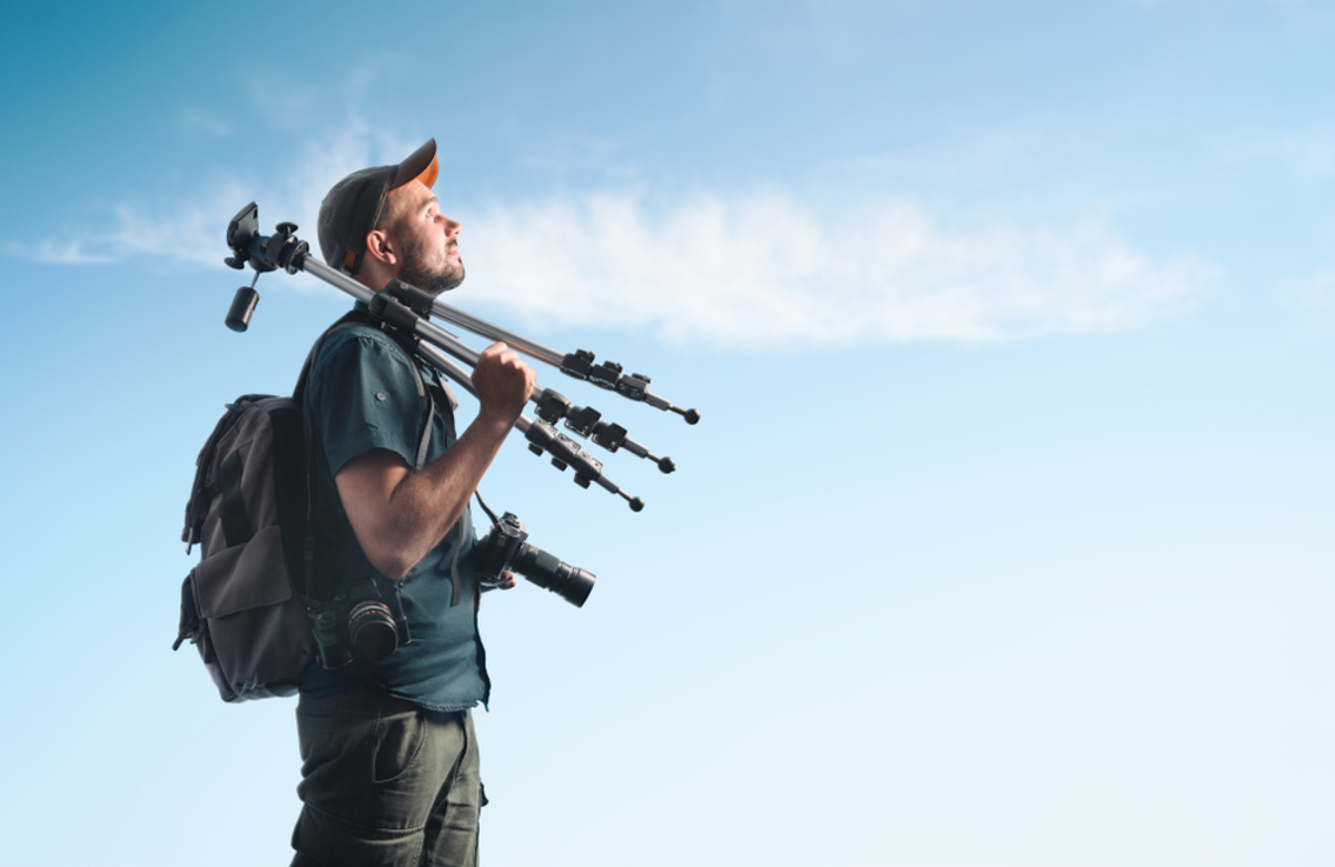 Fotograf mit Stativ | Luminar Neo Blog