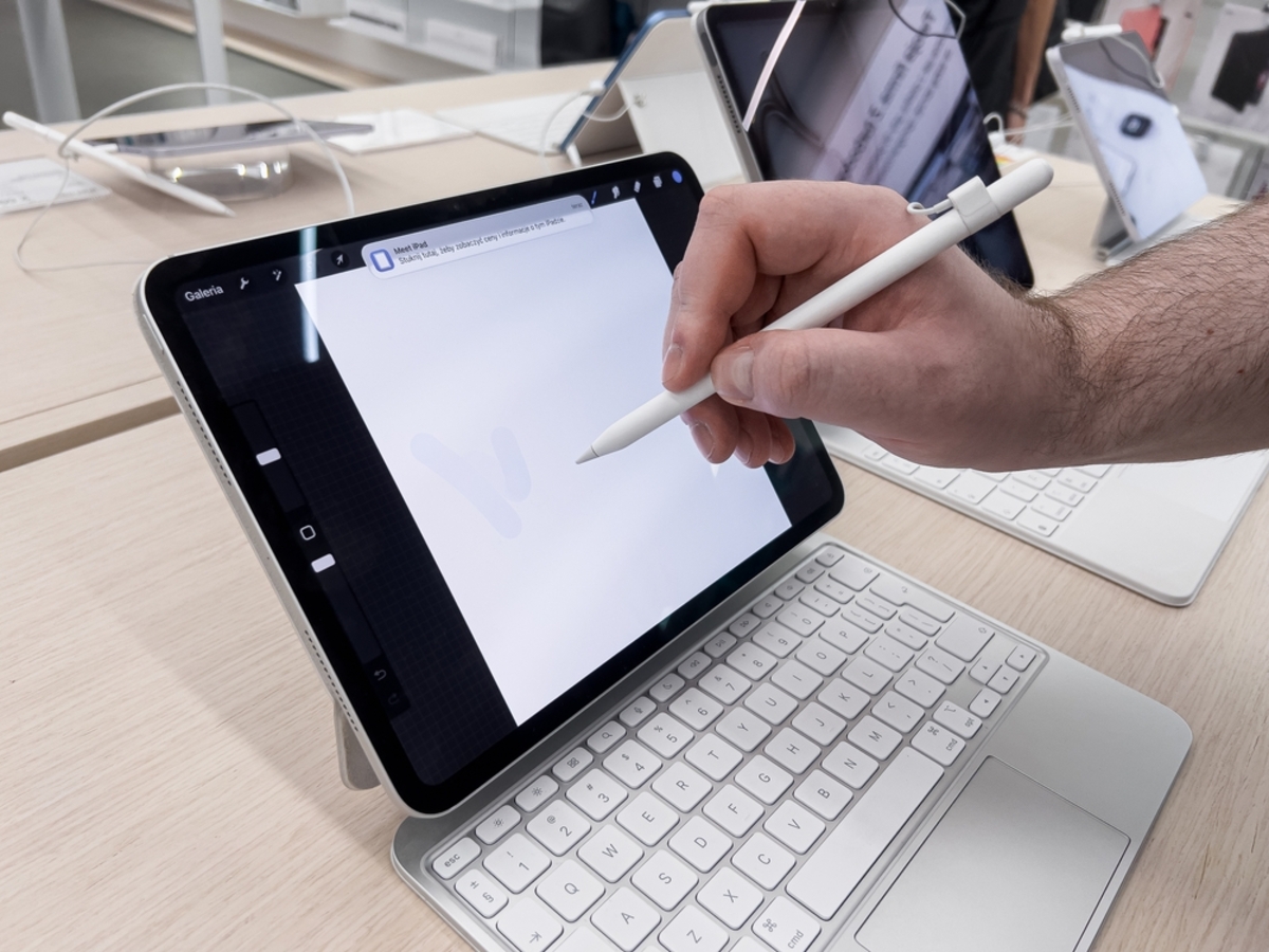 Tablet mit Tastatur und Stift | Luminar Neo Blog