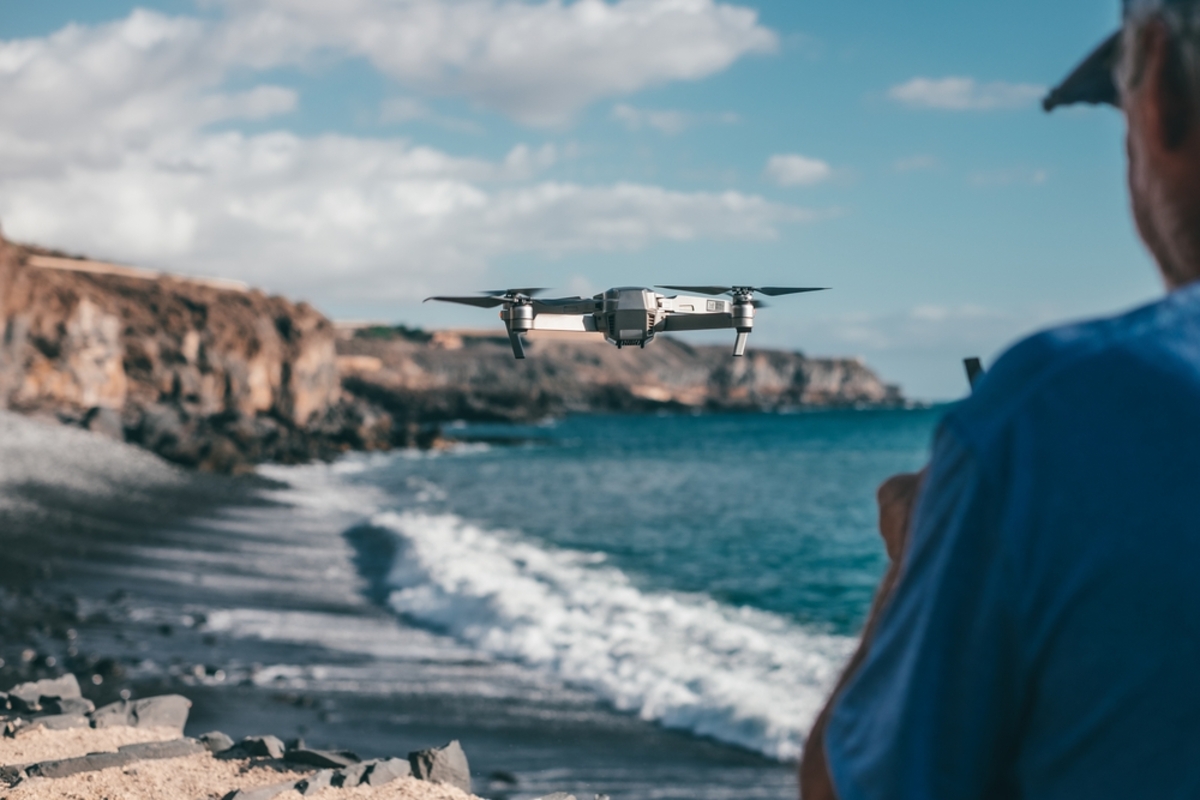 Ein Mann lässt eine Drohne über dem Meer fliegen | Luminar Neo Blog