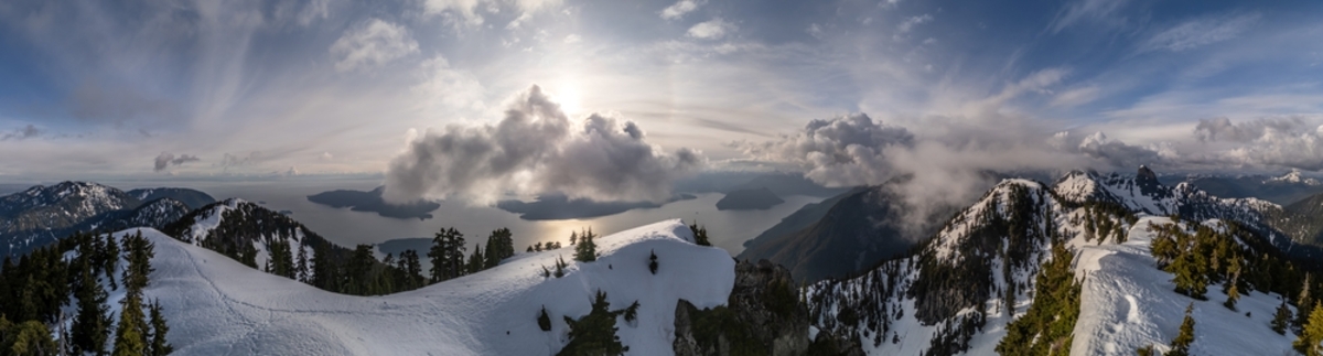 Panorama der schneebedeckten Berge | Luminar Neo Blog